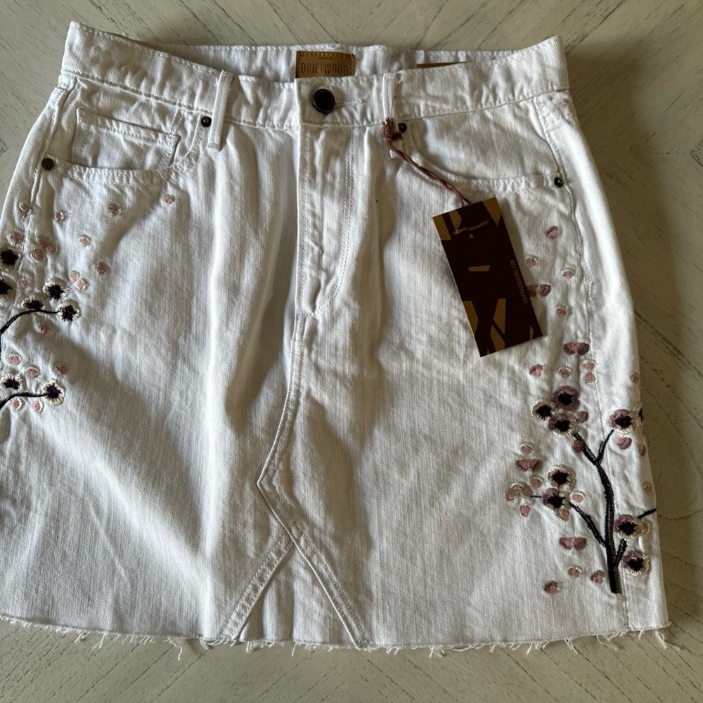 Women’s Driftwood White Embroidered Floral Denim Skirt, Size 27. Brand New!